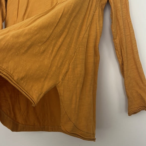 Mustard long sleeve with front pockets and unique hem - Picture 4 of 4